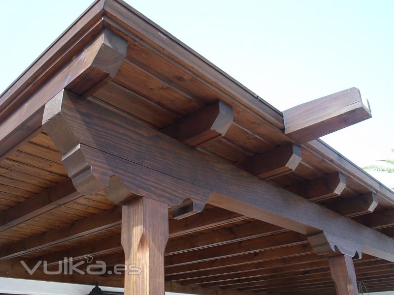 PERGOLA DE MADERA TINTADA 