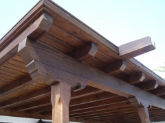 Pergola de madera tintada