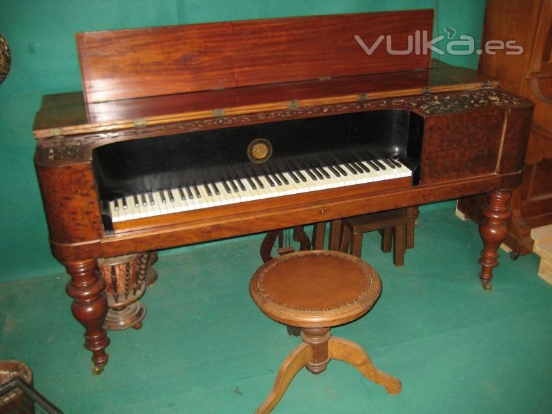 Piano de salon de segunda mano. 2699 Euros.