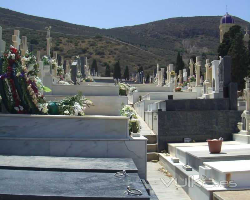 Tumbas en el cementerio