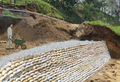 Geobolsas en los taludes reforzar y proteger el talud contra la erosion