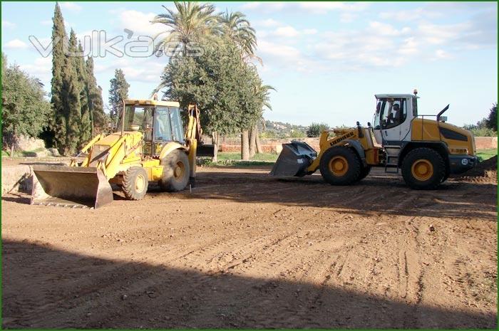 Preparando jardin de Raixa, Mallorca