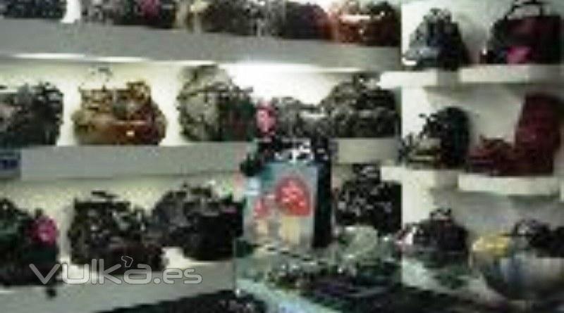 Tienda de complementos del vestir en traspaso en Barcelona. Invercor 933601000