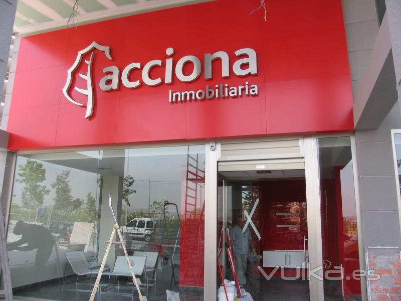 Luminoso de la fachada de una oficiana de Acciona