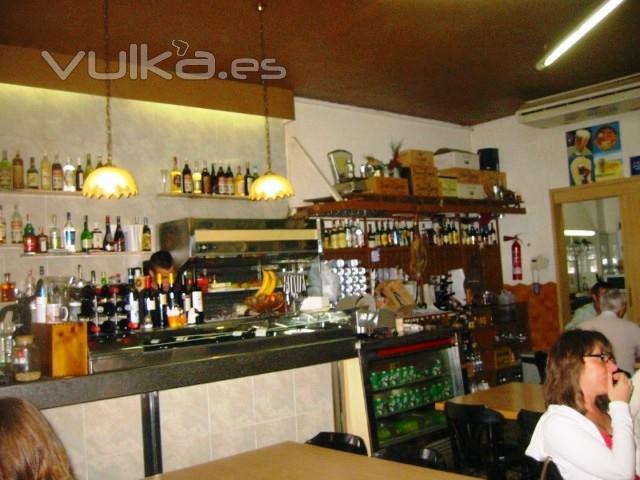 Bar bocadillera en traspaso en Barcelona. Invercor. Tel. 933601000