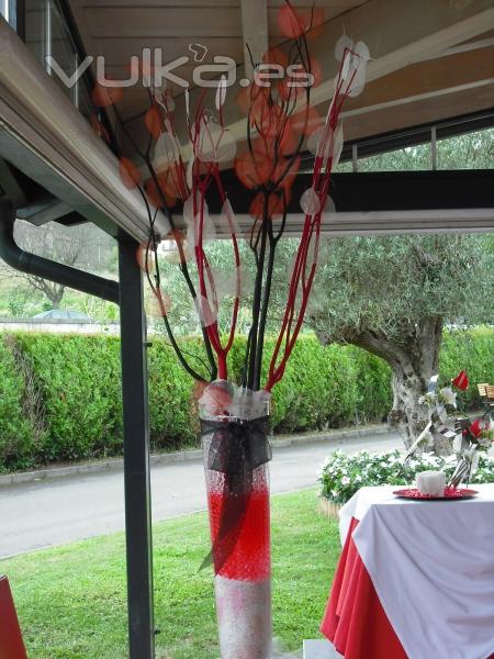 columna de cristal con gelatina redonda en rojo y blanco-boda civil en restaurante