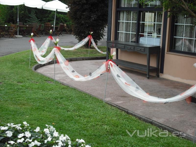 banda de tul con hojas de esqueleton-boda civil en restaurante