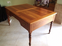 Mesa restaurada en madera de movila vieja