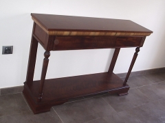 Recibidor en madera de teka y marqueteria de haya