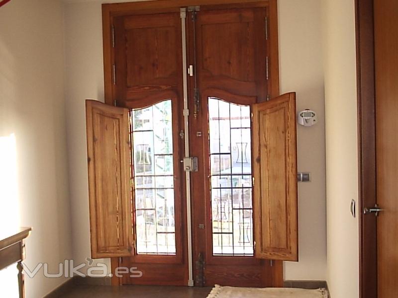 PUERTA EXTRIOR RESTAURADA EN MADERA DE MOVILA Y CONTRAVENTANOS