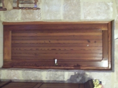 Puerta interior en madera de movila vieja