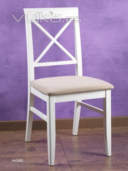 Silla con respaldo de aspas, color blanco. 