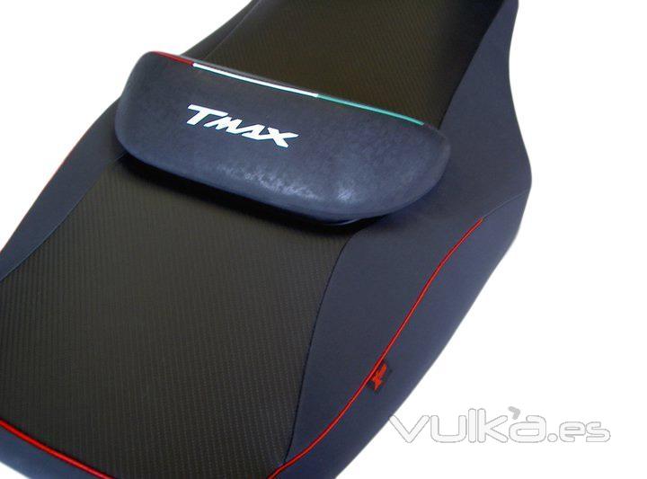 Personalización de asiento de YAMAHA T MAX 500 en material carbono y neopreno con la marca T-MAX