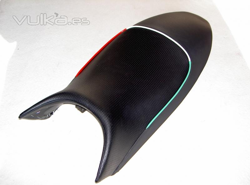 Silln de DUCATI MONSTER 100% XTrim! Adems viene con ribete tricolor en formato bandera italiana. 