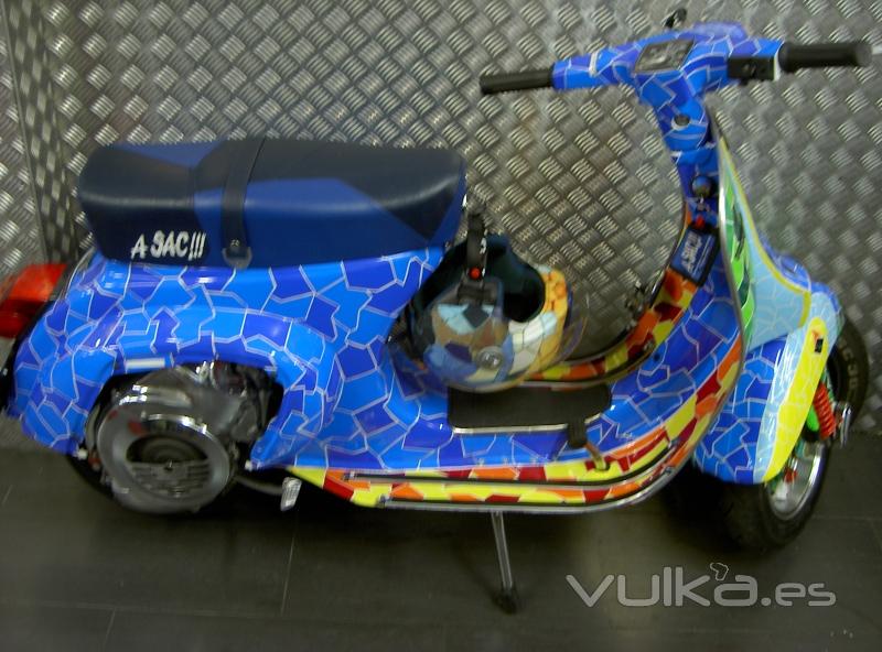 Vespa clásica PX 200 primavera reconvertida en todo un homenaje a Barcelona de manera original!