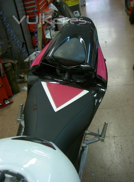 Asiento delantero de CBR 600 personalizado con un detalle de charol blanco y rosa (tapas)