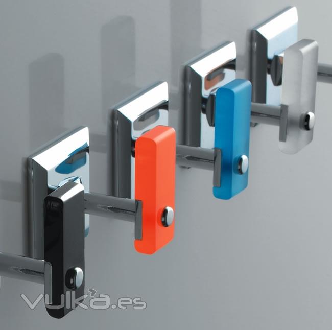 Colgadores en color y cromo para cualquier estilo de baño