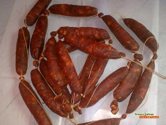 Chorizos gallegos caseros, de la comarca de arza-ulloa. elaborado a base de magro de cerdo, tocino,