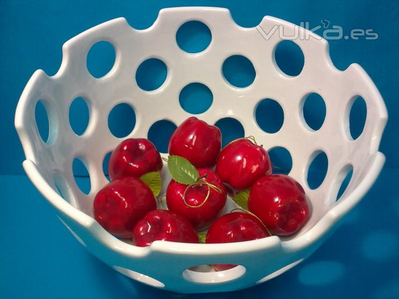 Frutero redondo en porcelana blanca, con huecos para que la fruta esté más ventilada