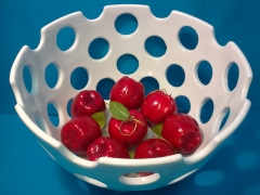 Frutero redondo en porcelana blanca, con huecos para que la fruta este mas ventilada