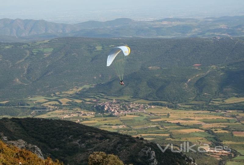 El pueblo medieval de ger al fondo, vistas espectaculares desde el parapente...