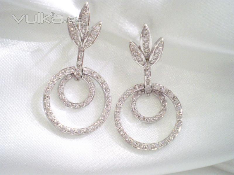 Pendientes de plata baada en rodio y circonitas. Llevan cierre omega. Ideales para novias