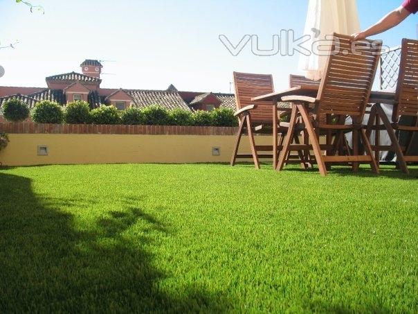 jardin con cesped artificial 