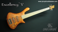 Bajo Jerzy Drozd Excellency V con la tapa de arce flameado y acabado color ambar