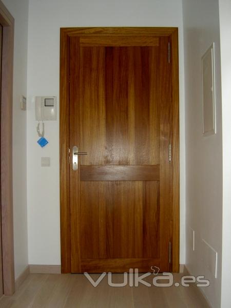 Puerta de entrada maciza machihembrada en madera de iroko