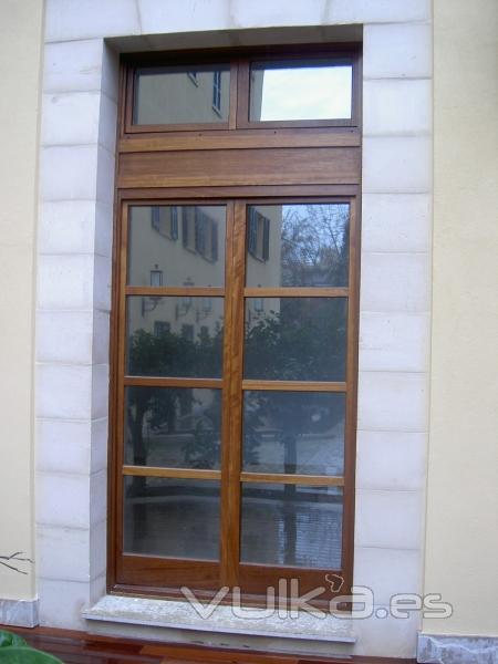 Balconera perfil europeo en madera de iroko