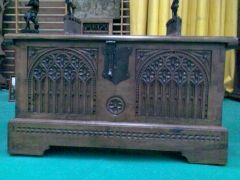 Arca de roble viejo, con talla gotica y hierros de forja