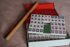 Mahjong:  caja con los azulejos y 4 bastidores para apoyo de fichas