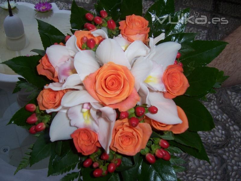 Ramo de novia compuesto de rosas naranjas y cymbidium.