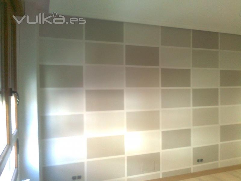pared decorada en rectangulos de diferentes tonos