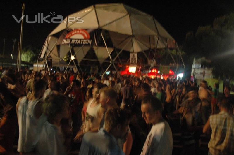 Las noches en el domo de domo estructuras ,pista dub station rototom