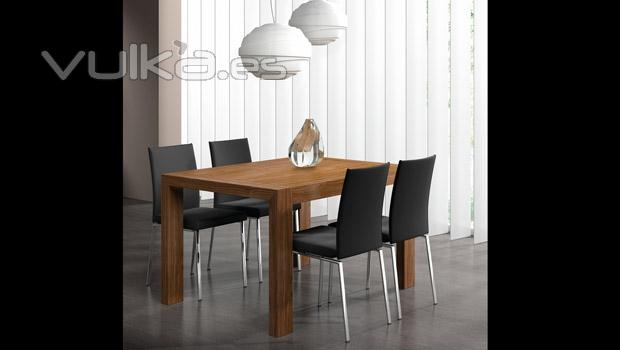 Conjunto de mesa y catro sillas del catalogo ELI