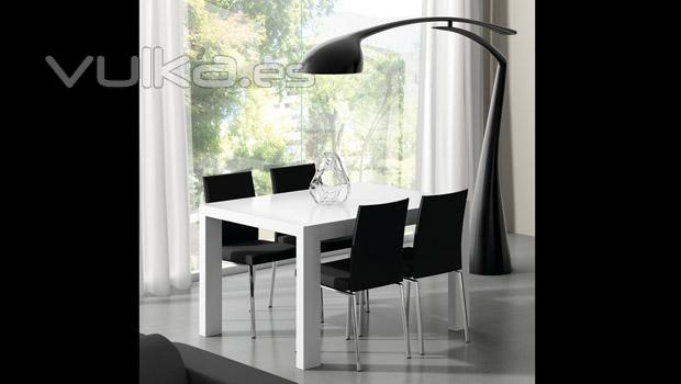 Mesa de comedor en blanco del catalogo ELI