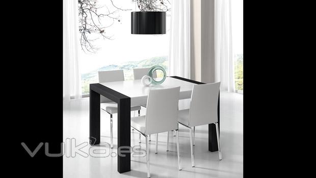 Mesa con patas de madera y sobre blanco del catalogo ELI