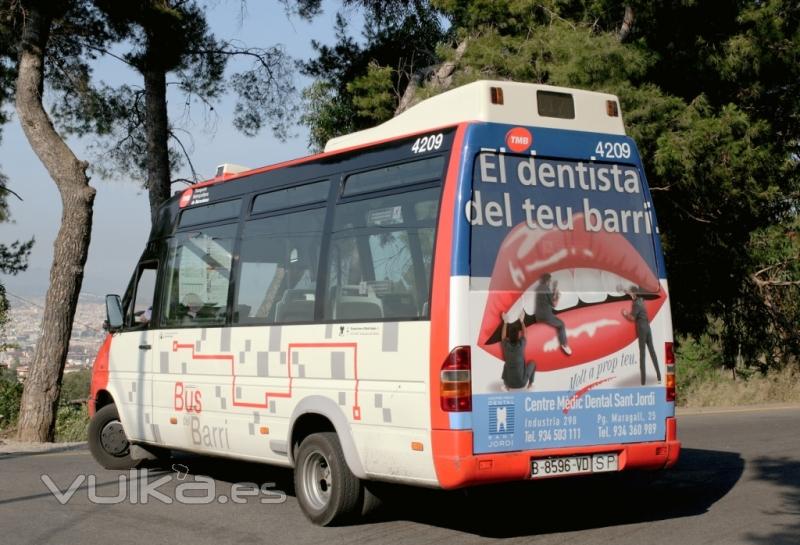 campaña exterior en bus de barrio. Diseño de jriera-disseny.com