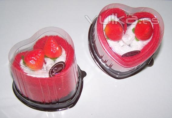 Toallitas en forma pastel corazn con detalle fresas.Detalles para invitados cosas43.es 