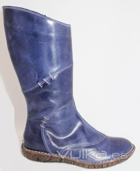 Bota Jungla elaborada en piel. Disponible en Azul.