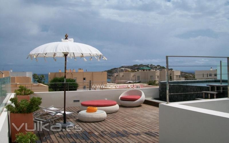 Terraza privada del atico minimalista