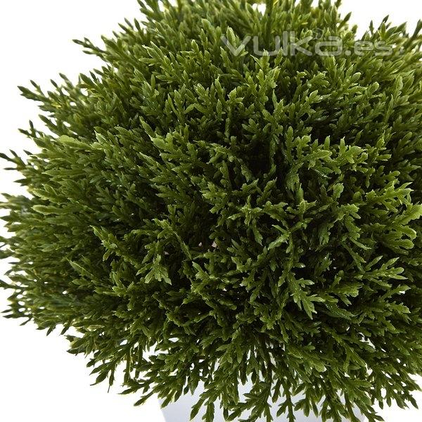 Plantas artificiales. Planta artificial bola cedar maceta blanca 15 en lallimona.com (detalle 1)