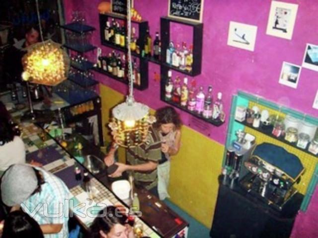 Bar con fiestas de todo tipo, en traspaso. Barcelona. Tel. 933601000. Invercor