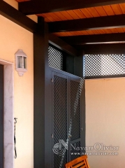 Cerramiento para atico en panel thermochip con detalles en celosia