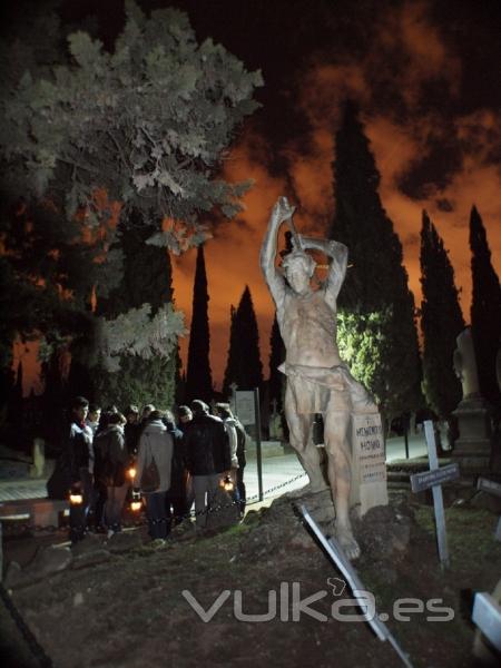 Rutas nocturnas en el cementerio de Zaragoza, farol en mano