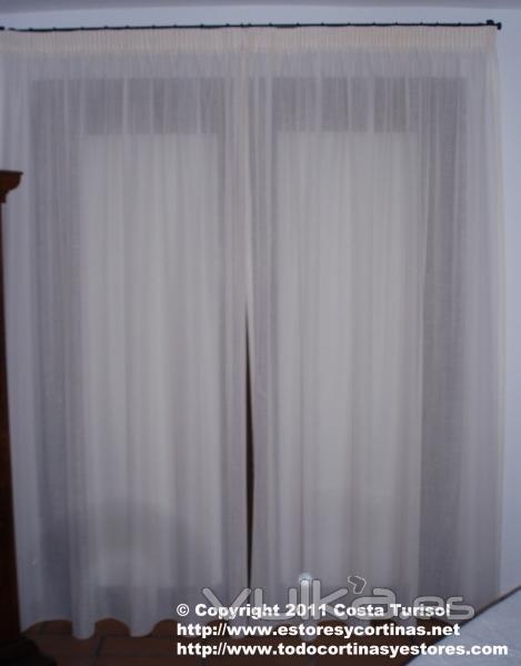 Estor opaco puerta con cortinas