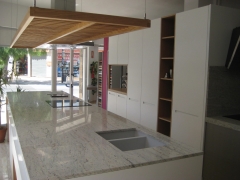 The green kitchen - laca blanca mate + granito naturamia