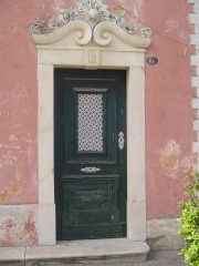 La puerta de la casa de la foto anterior.