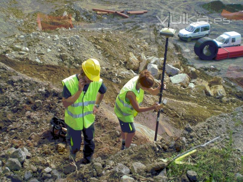 Trabajo de campo en urbanización de polígono industrial